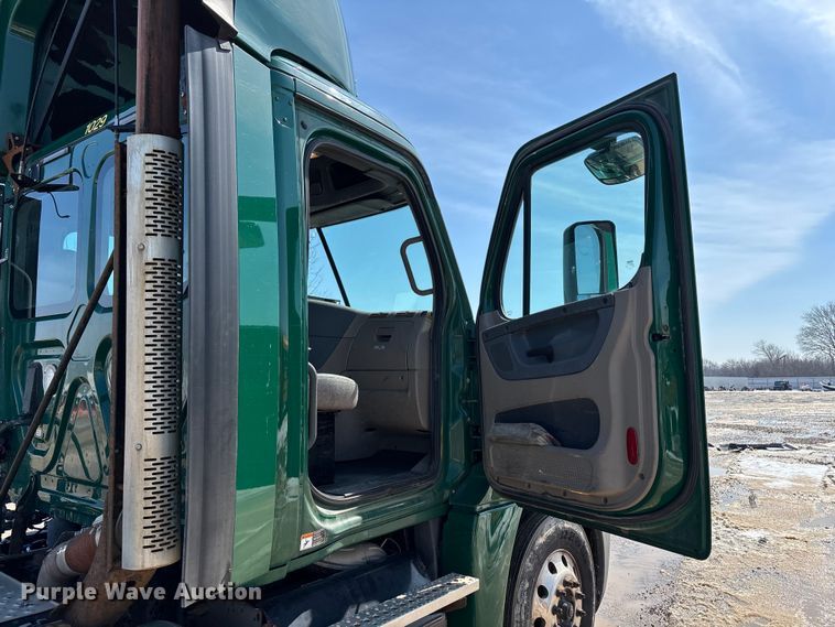 image for item YA2366 2017 Freightliner Cascadia 125 semi truck