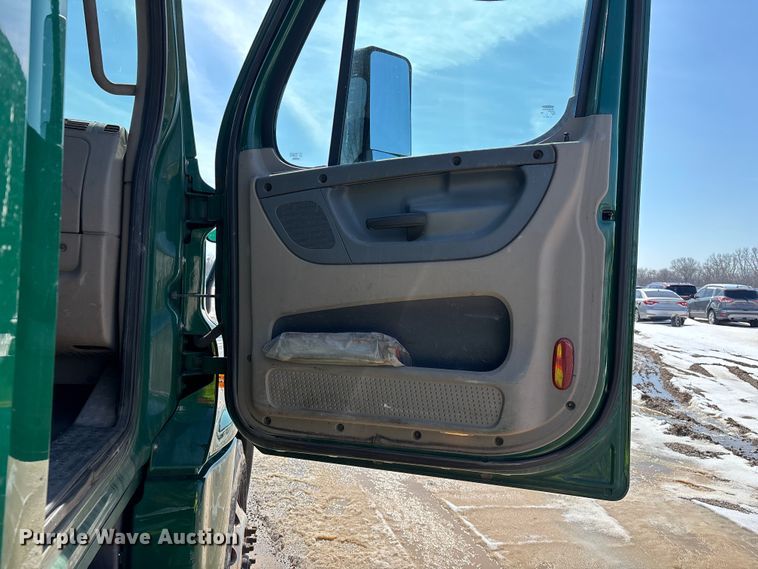 image for item YA2366 2017 Freightliner Cascadia 125 semi truck