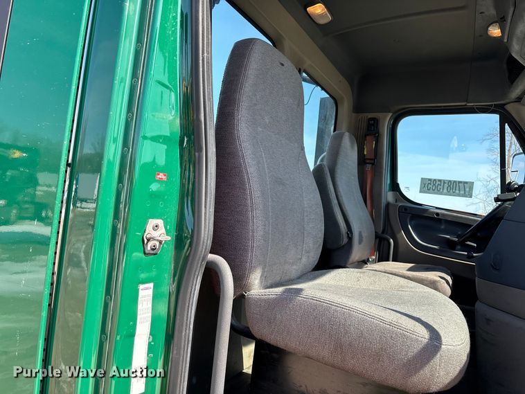 image for item YA2366 2017 Freightliner Cascadia 125 semi truck