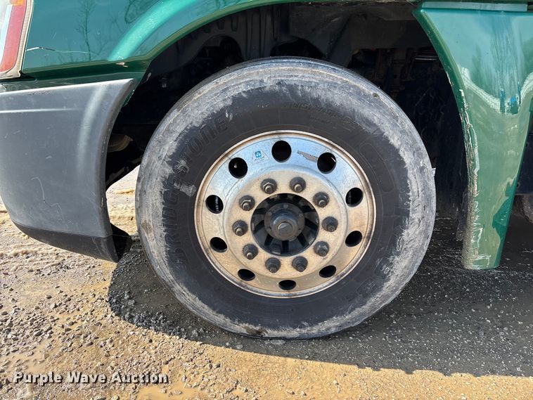 image for item YA2366 2017 Freightliner Cascadia 125 semi truck