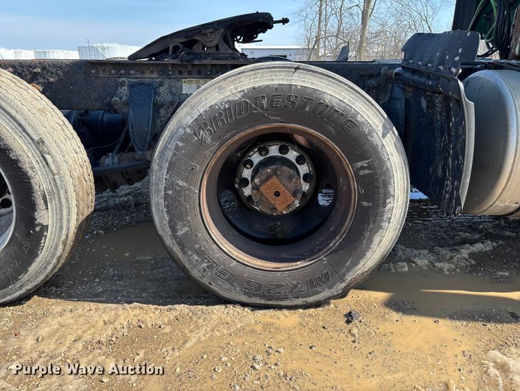 image for item YA2366 2017 Freightliner Cascadia 125 semi truck