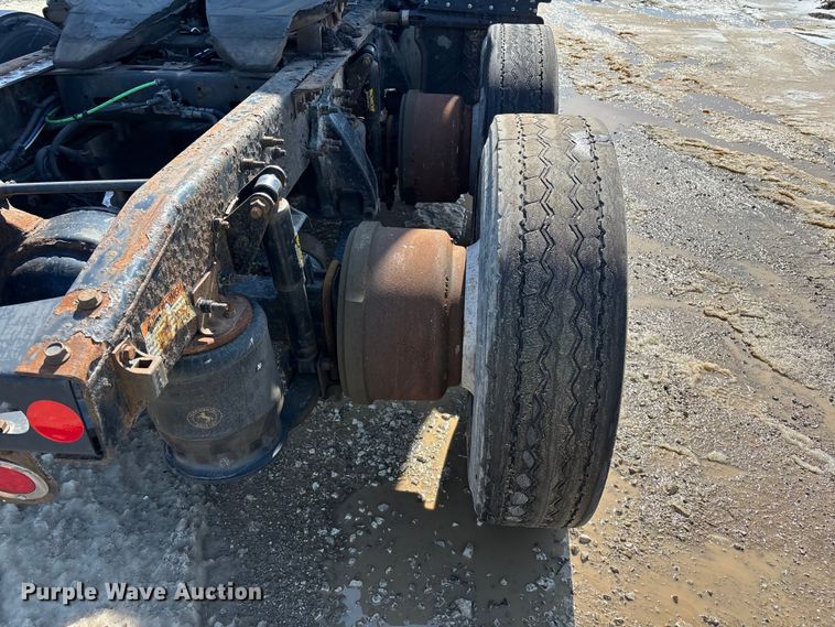 image for item YA2366 2017 Freightliner Cascadia 125 semi truck