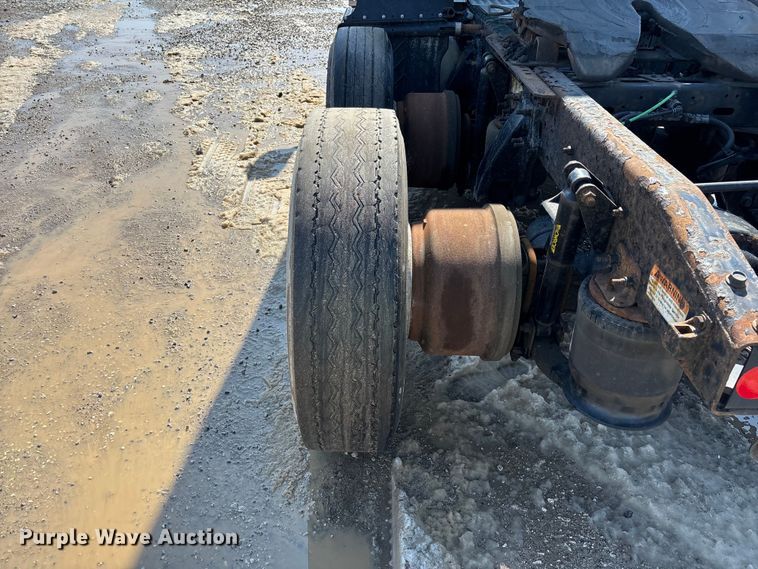 image for item YA2366 2017 Freightliner Cascadia 125 semi truck