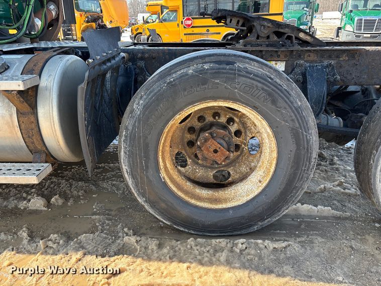 image for item YA2366 2017 Freightliner Cascadia 125 semi truck