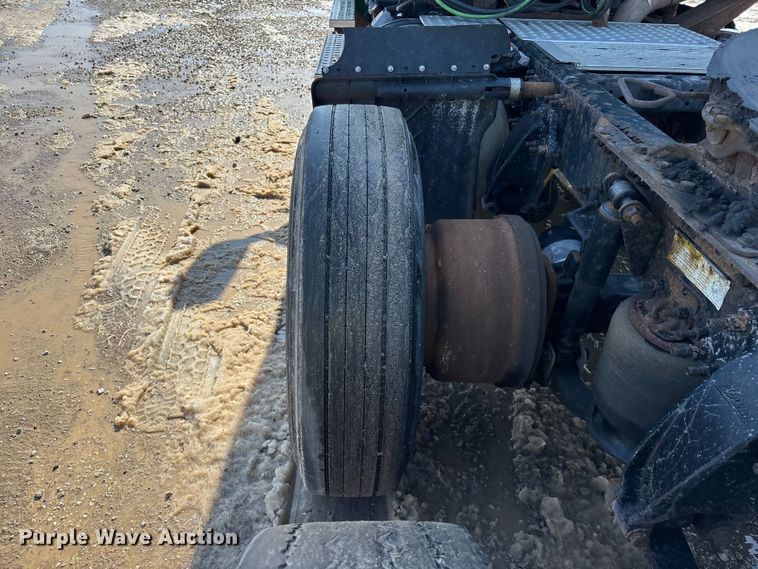 image for item YA2366 2017 Freightliner Cascadia 125 semi truck