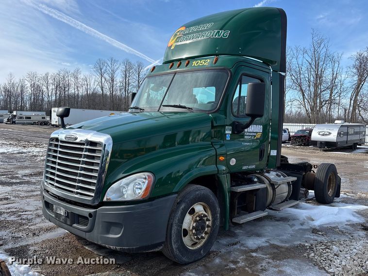 image for item YA2367 2017 Freightliner Cascadia 125 semi truck