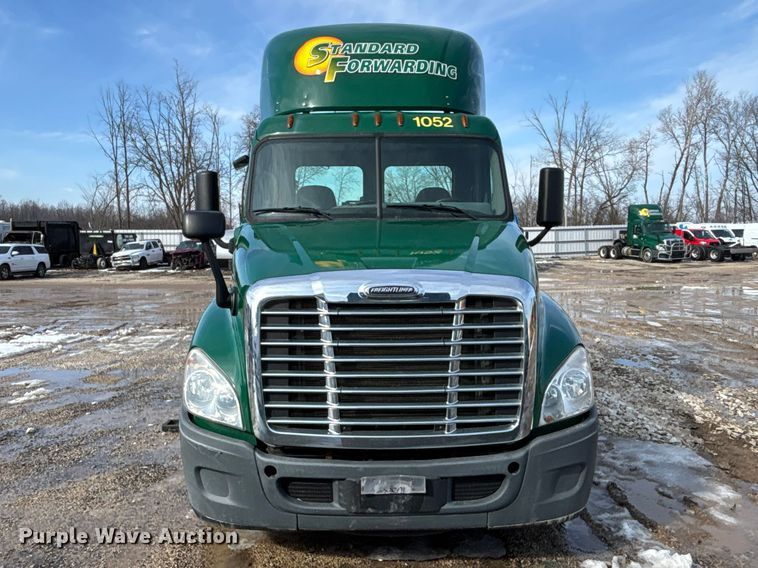 image for item YA2367 2017 Freightliner Cascadia 125 semi truck