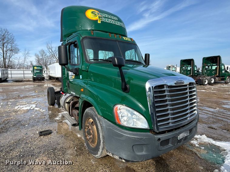 image for item YA2367 2017 Freightliner Cascadia 125 semi truck