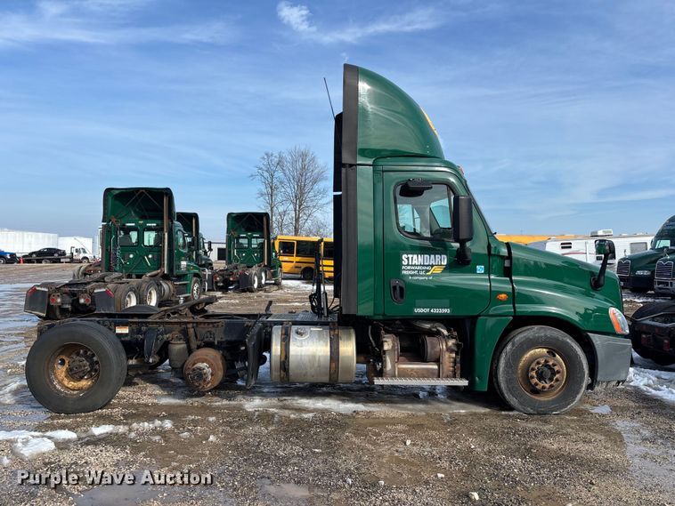 image for item YA2367 2017 Freightliner Cascadia 125 semi truck