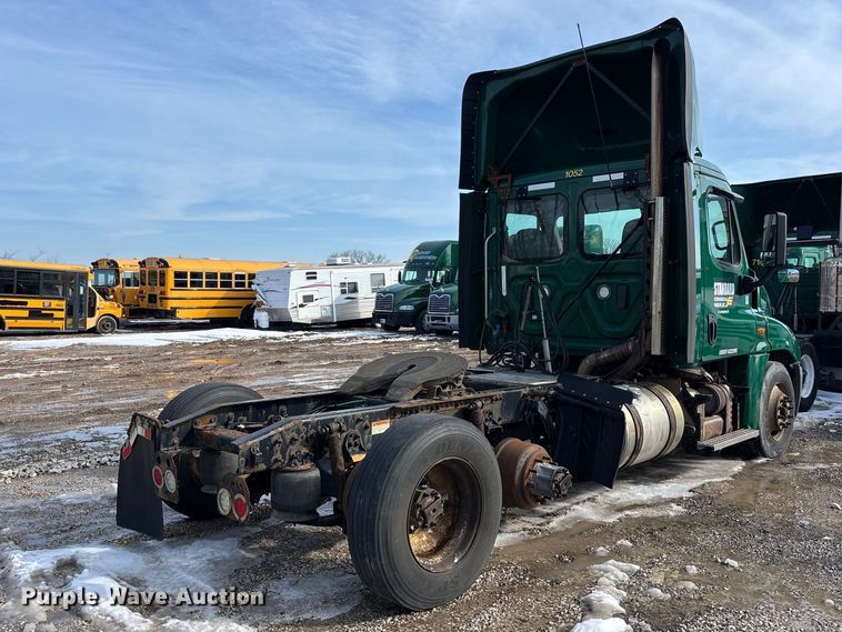 image for item YA2367 2017 Freightliner Cascadia 125 semi truck