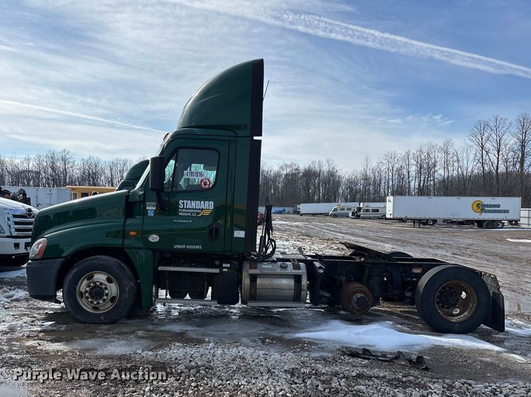 image for item YA2367 2017 Freightliner Cascadia 125 semi truck