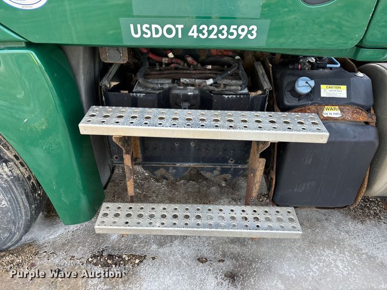 image for item YA2367 2017 Freightliner Cascadia 125 semi truck