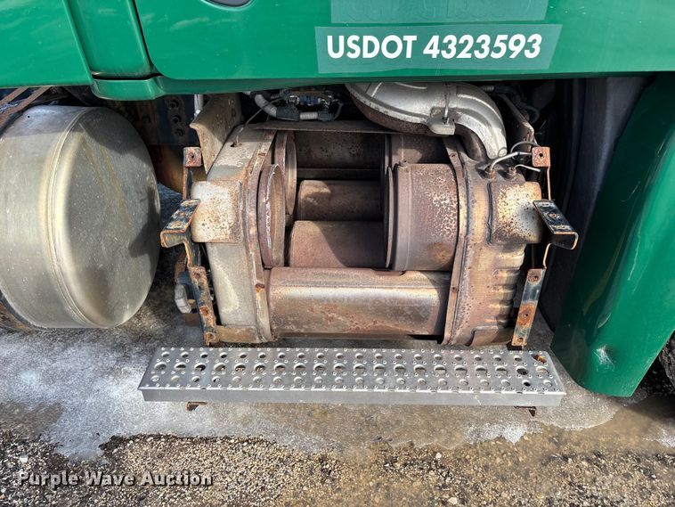 image for item YA2367 2017 Freightliner Cascadia 125 semi truck