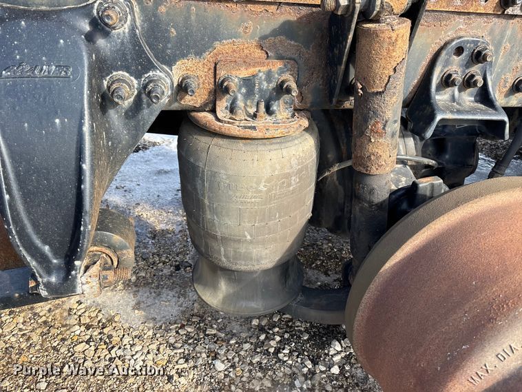 image for item YA2367 2017 Freightliner Cascadia 125 semi truck