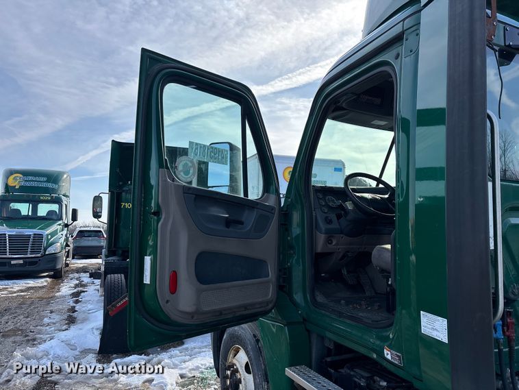 image for item YA2367 2017 Freightliner Cascadia 125 semi truck
