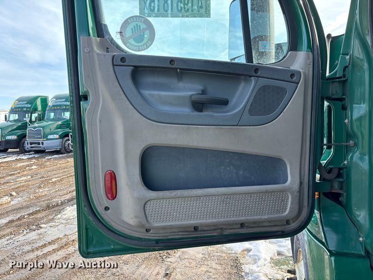 image for item YA2367 2017 Freightliner Cascadia 125 semi truck