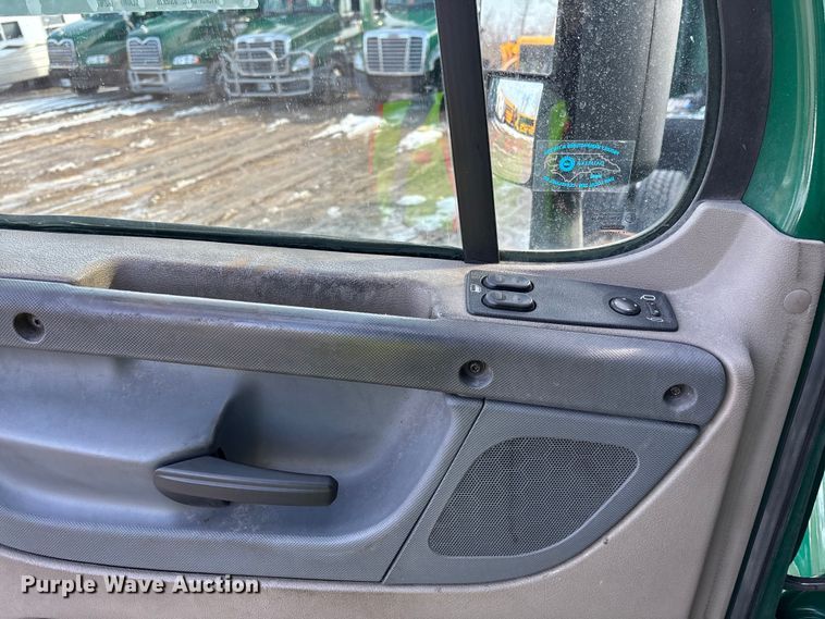 image for item YA2367 2017 Freightliner Cascadia 125 semi truck