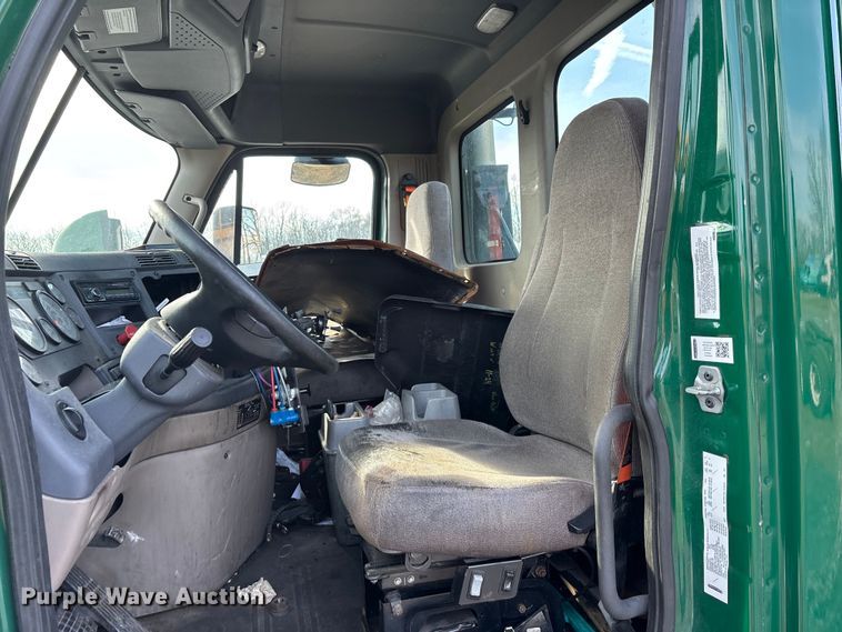 image for item YA2367 2017 Freightliner Cascadia 125 semi truck