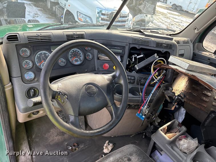 image for item YA2367 2017 Freightliner Cascadia 125 semi truck