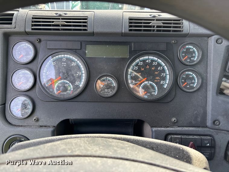 image for item YA2367 2017 Freightliner Cascadia 125 semi truck