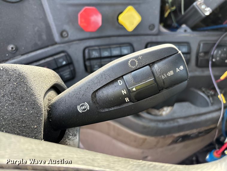 image for item YA2367 2017 Freightliner Cascadia 125 semi truck