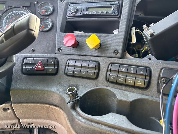 image for item YA2367 2017 Freightliner Cascadia 125 semi truck