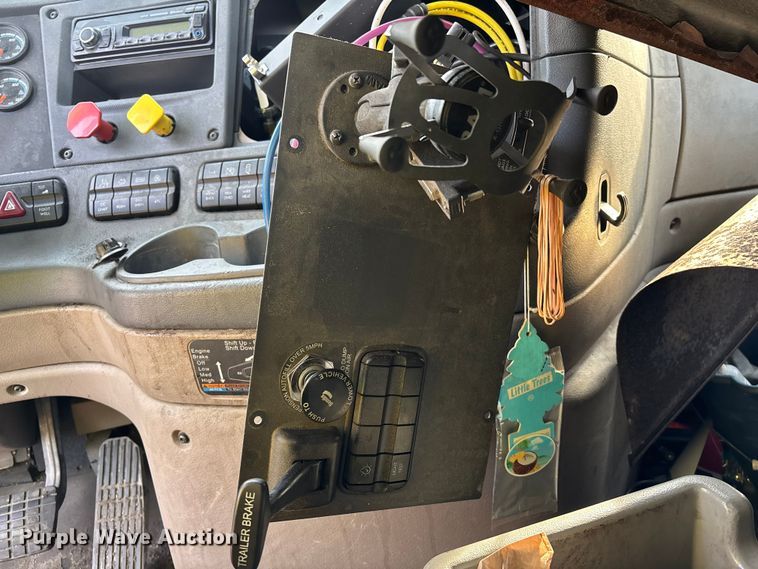 image for item YA2367 2017 Freightliner Cascadia 125 semi truck