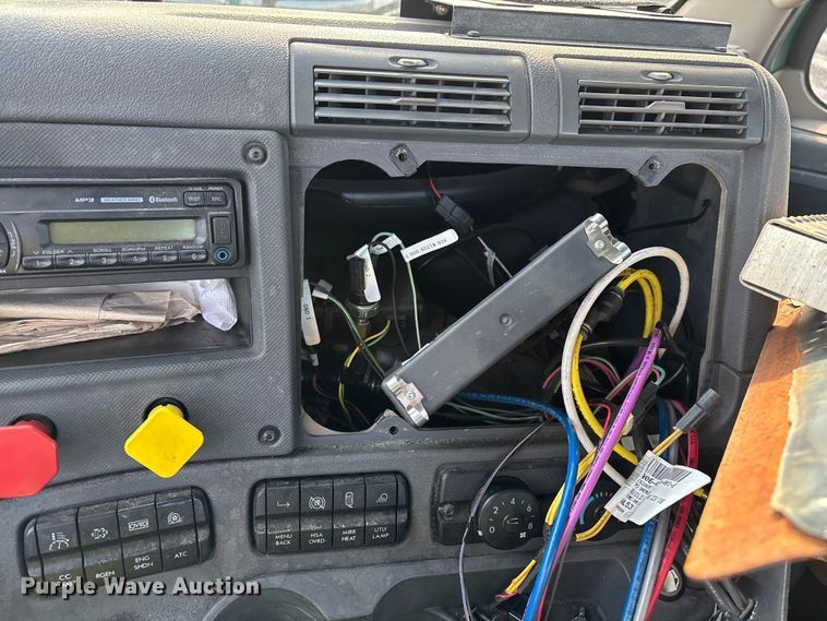 image for item YA2367 2017 Freightliner Cascadia 125 semi truck