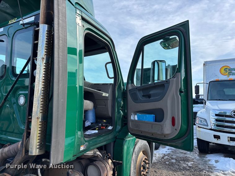 image for item YA2367 2017 Freightliner Cascadia 125 semi truck