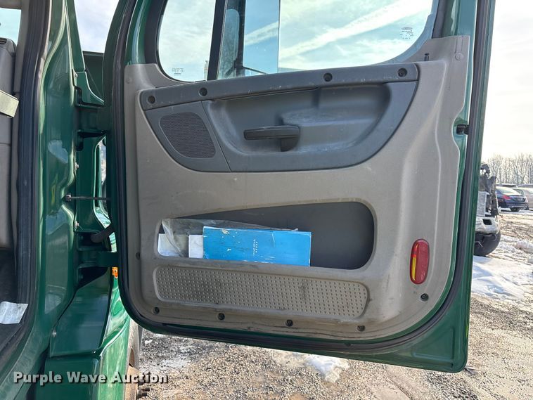 image for item YA2367 2017 Freightliner Cascadia 125 semi truck