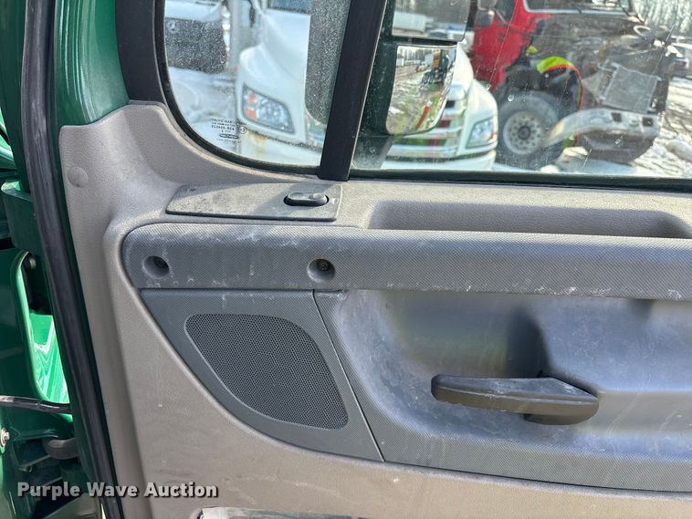 image for item YA2367 2017 Freightliner Cascadia 125 semi truck