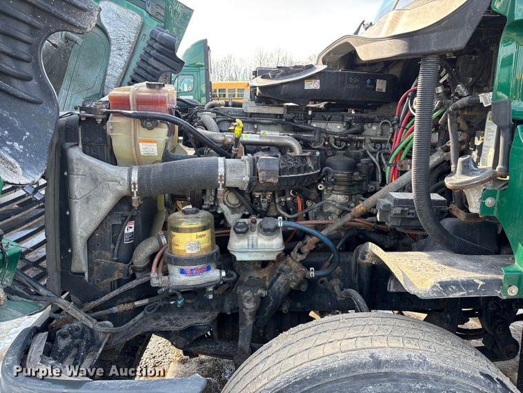 image for item YA2367 2017 Freightliner Cascadia 125 semi truck