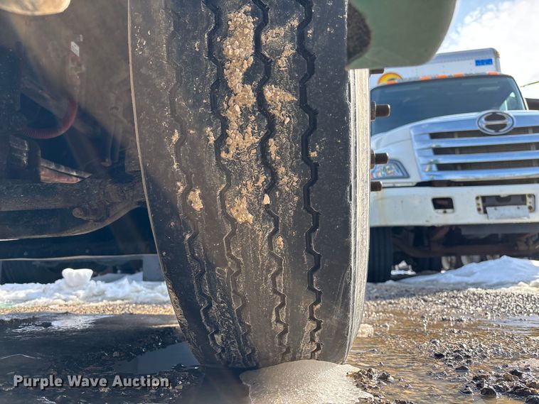 image for item YA2367 2017 Freightliner Cascadia 125 semi truck