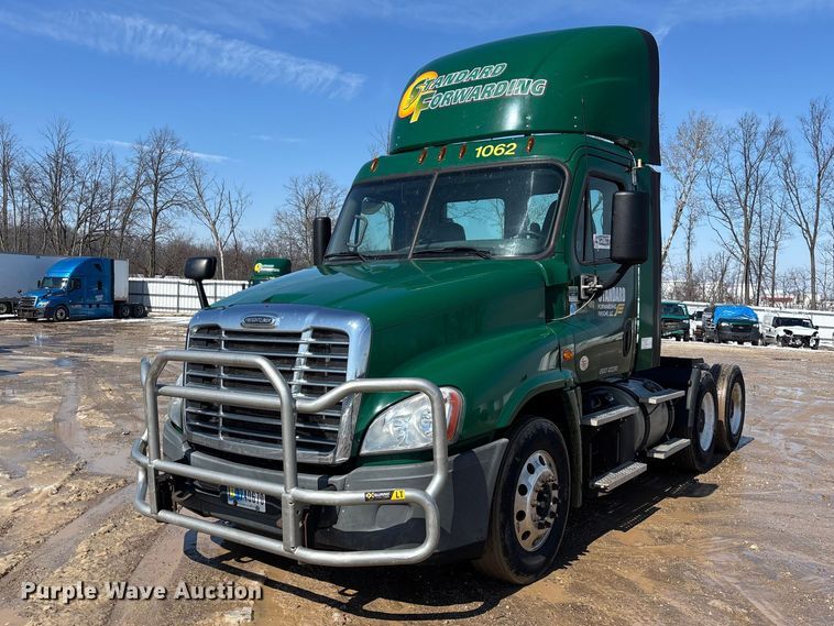 image for item YA2368 2017 Freightliner Cascadia 125 semi truck