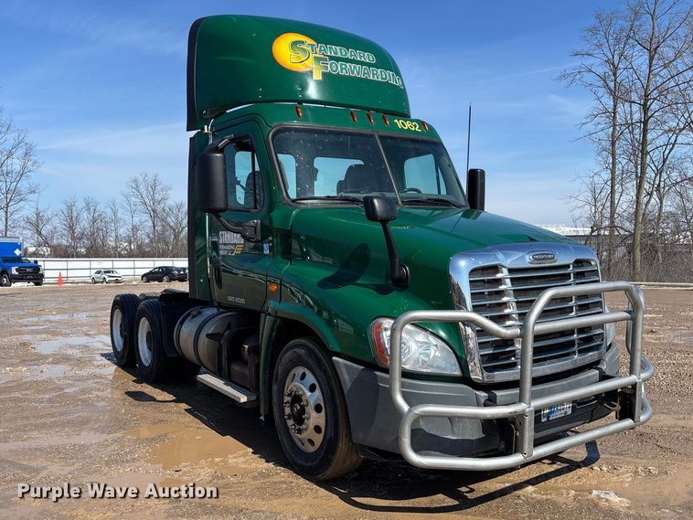 image for item YA2368 2017 Freightliner Cascadia 125 semi truck