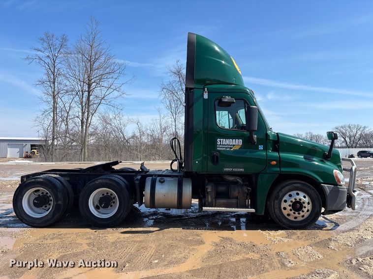 image for item YA2368 2017 Freightliner Cascadia 125 semi truck