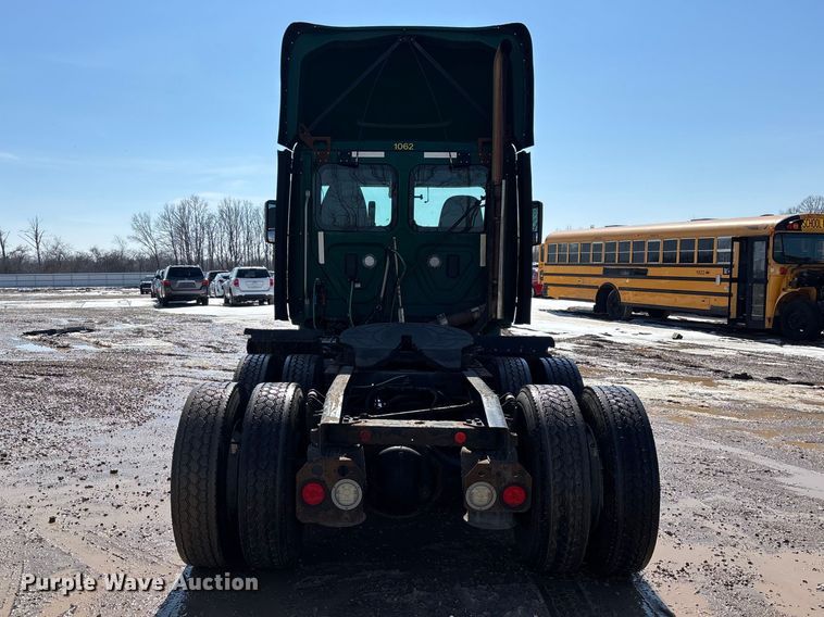 image for item YA2368 2017 Freightliner Cascadia 125 semi truck