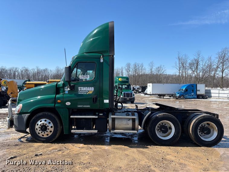 image for item YA2368 2017 Freightliner Cascadia 125 semi truck