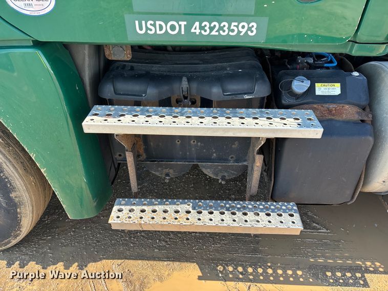 image for item YA2368 2017 Freightliner Cascadia 125 semi truck