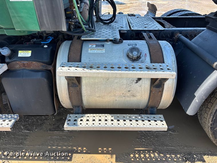 image for item YA2368 2017 Freightliner Cascadia 125 semi truck