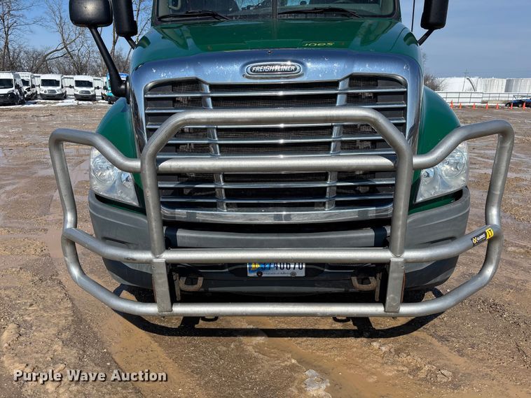 image for item YA2368 2017 Freightliner Cascadia 125 semi truck