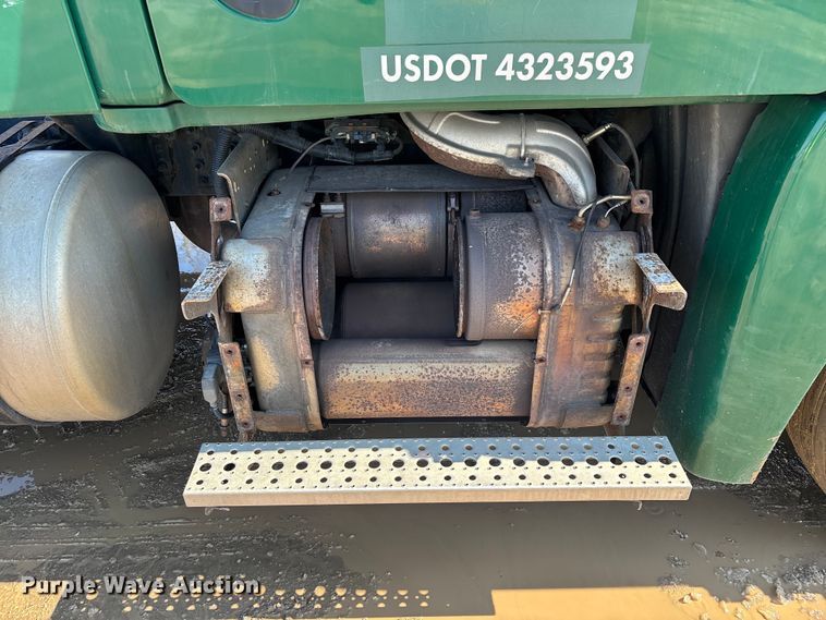 image for item YA2368 2017 Freightliner Cascadia 125 semi truck