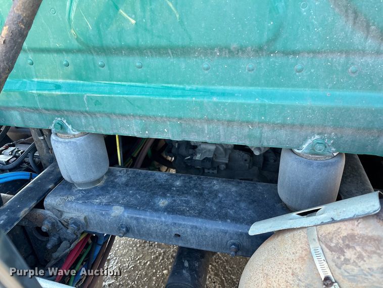 image for item YA2368 2017 Freightliner Cascadia 125 semi truck