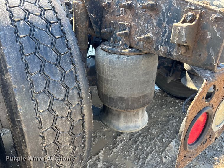 image for item YA2368 2017 Freightliner Cascadia 125 semi truck