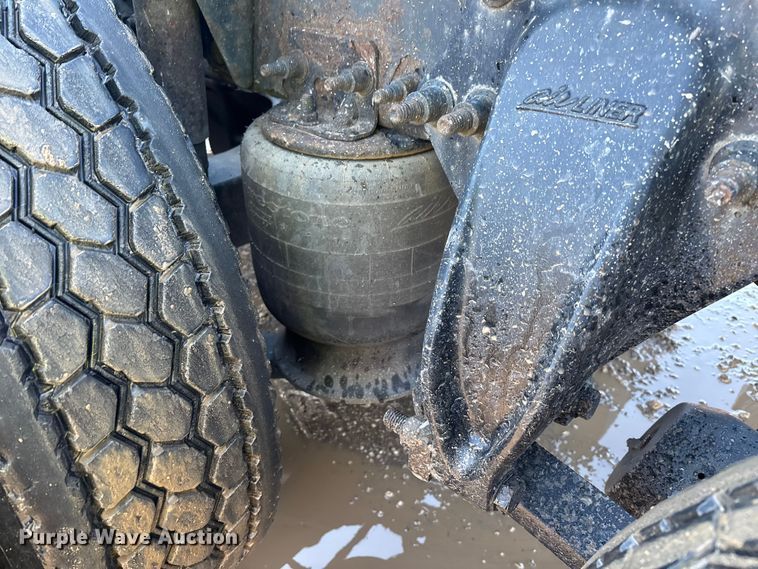 image for item YA2368 2017 Freightliner Cascadia 125 semi truck