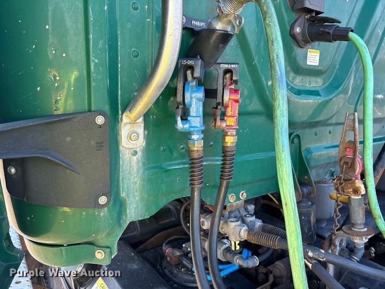 image for item YA2368 2017 Freightliner Cascadia 125 semi truck