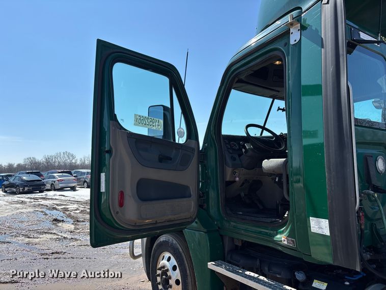 image for item YA2368 2017 Freightliner Cascadia 125 semi truck