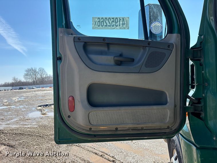 image for item YA2368 2017 Freightliner Cascadia 125 semi truck