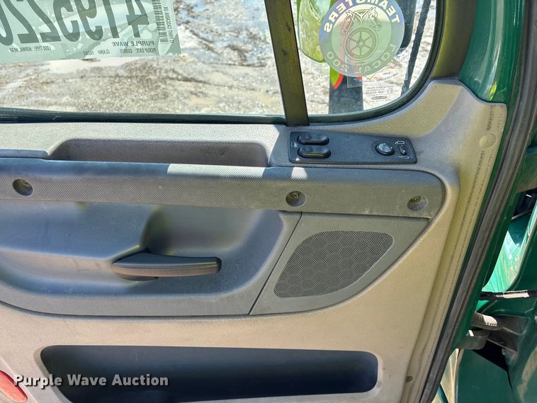 image for item YA2368 2017 Freightliner Cascadia 125 semi truck