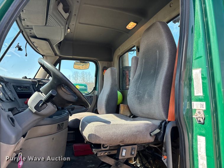 image for item YA2368 2017 Freightliner Cascadia 125 semi truck